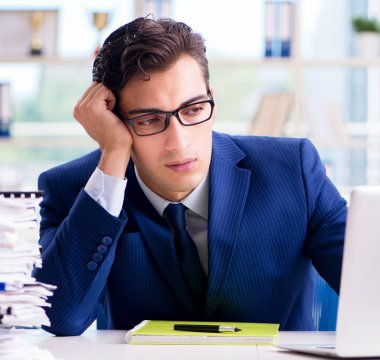 Ofiste çalışan bir işadamı.