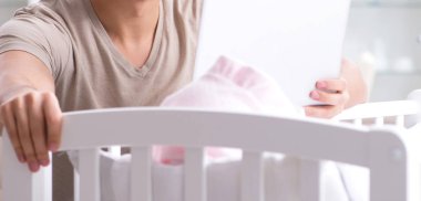 Sınavlara hazırlık ve bebek doğduktan sonra arıyorum genç Baba öğrenci