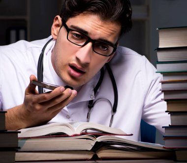 Geceleri üniversite sınavlarına hazırlanan bir tıp öğrencisi.