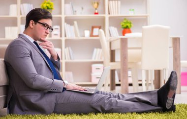 Evdeki katta çalışan işadamı.