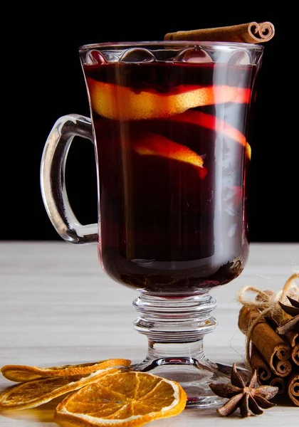 The mulled wine glintwine served in glasses for christmas table — Stock Photo, Image