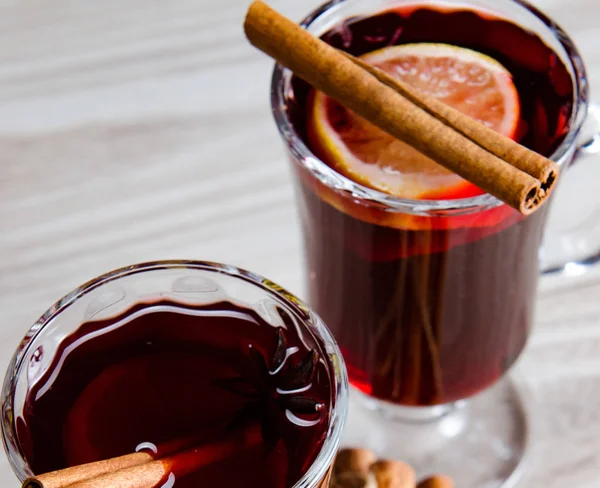 Glögg vin glintwine serveras i glas för julbord — Stockfoto