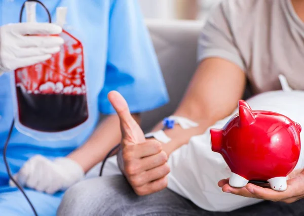 The patient getting blood transfusion in hospital clinic — Stock Photo, Image