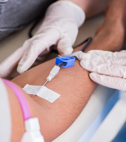 Paziente sottoposto a trasfusione di sangue in una clinica ospedaliera — Foto Stock