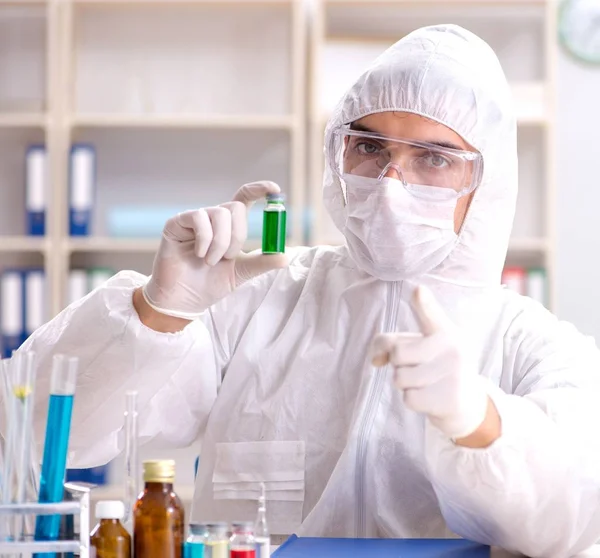 Bioteknologi videnskabsmand kemiker arbejder i laboratoriet - Stock-foto