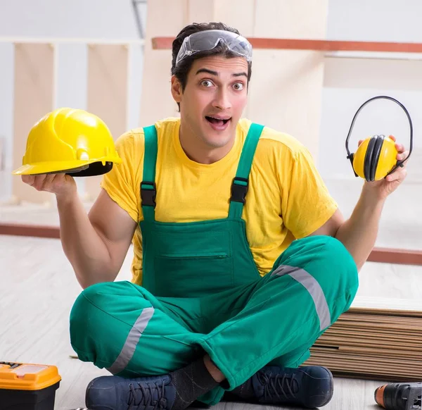 Worker showing the importnace of wearing noise cancelling headph — Stock Photo, Image