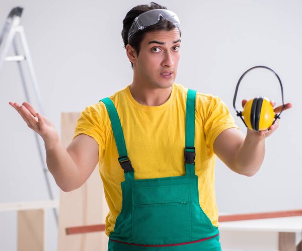 Рабочий демонстрирует настойчивость ношения шумоподавляющего заголовка