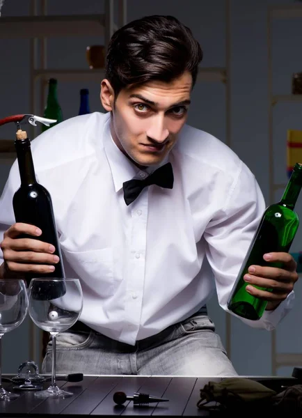 De professionele sommelier proeverij wijn in restaurant — Stockfoto