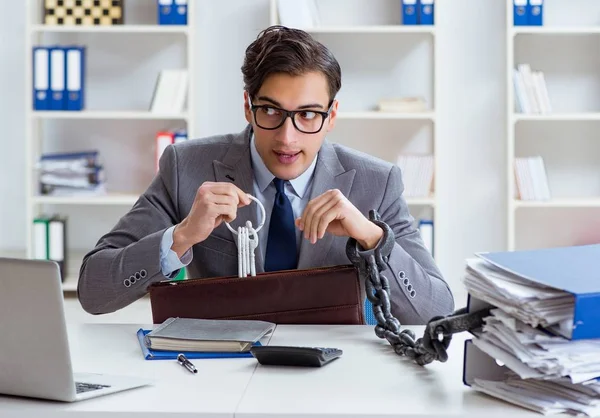 Beschäftigter Angestellter an Schreibtisch gekettet — Stockfoto
