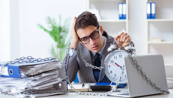 Employé occupé enchaîné à son bureau — Photo