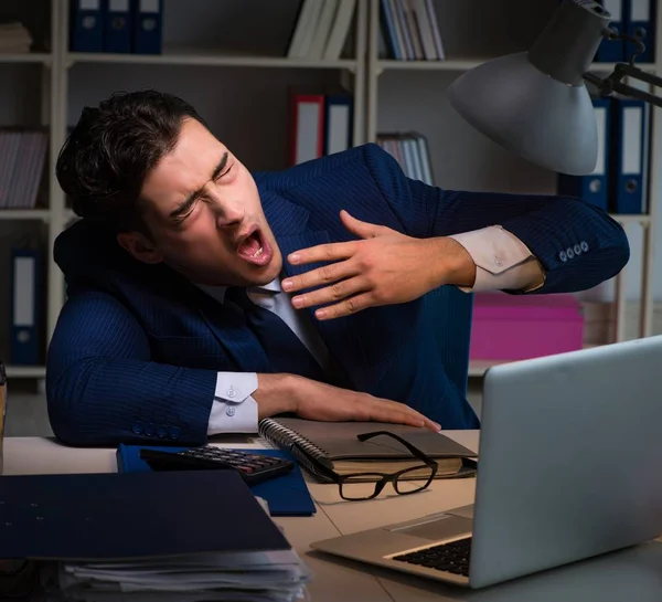 Zakenman vermoeid en slapen in het kantoor na overuren uur — Stockfoto