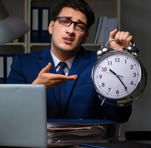 Dipendente che rimane fino a tardi per finire il lavoro di revisione contabile — Foto Stock