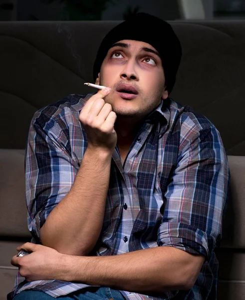 Młody człowiek w agonii ma problemy z narkotykami — Zdjęcie stockowe