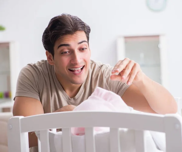 Der junge Vater genießt die Zeit mit dem Neugeborenen zu Hause — Stockfoto