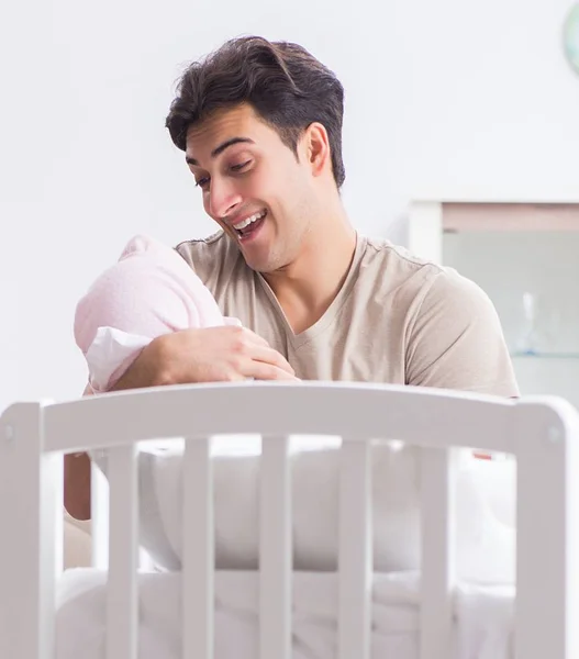 Молодой отец наслаждается временем с новорожденным ребенком дома — стоковое фото