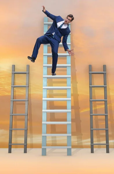 Empregado sendo demitido e caindo da escada da carreira — Fotografia de Stock