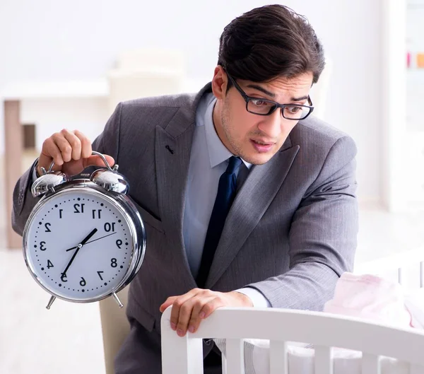 Joven hombre de negocios tratando de trabajar desde casa cuidando después del recién nacido — Foto de Stock