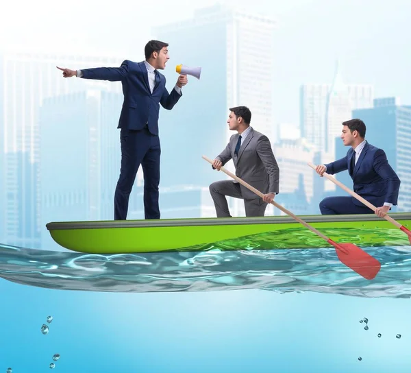 Il team di uomini d'affari nel concetto di lavoro di squadra con la barca — Foto Stock