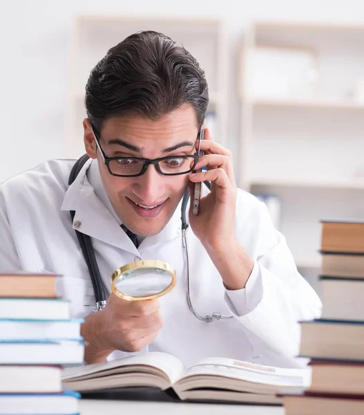 Medische student bereidt zich voor op universitaire examens — Stockfoto
