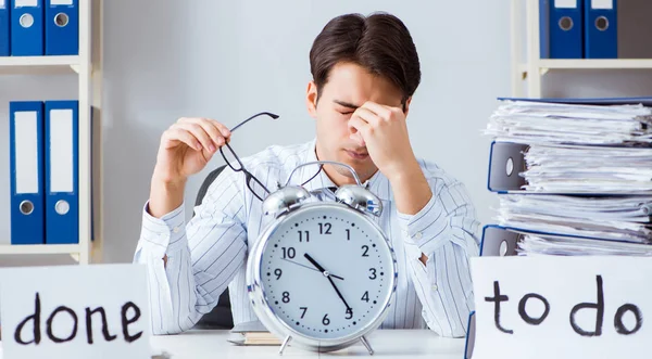 Businessman failing to deliver his to-do list — Stock Photo, Image