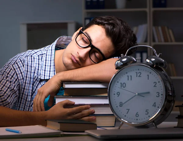 Estudante se preparando para exames tarde da noite em casa — Fotografia de Stock