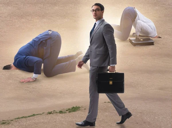 O homem de negócios escondendo a cabeça na areia escapando de problemas — Fotografia de Stock
