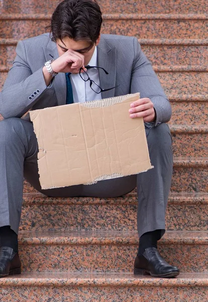 El empresario desesperado mendigando en la calle —  Fotos de Stock