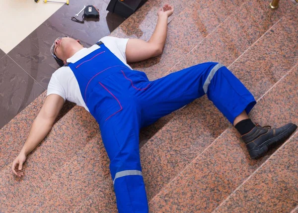 Der tote Bauunternehmer fällt von der Treppe — Stockfoto