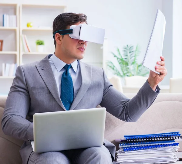 Üzletember virtuális valóság szemüveg a modern technológia co — Stock Fotó