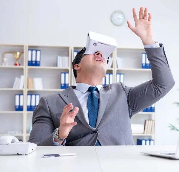 Homme d'affaires avec lunettes de réalité virtuelle dans la technologie moderne co — Photo