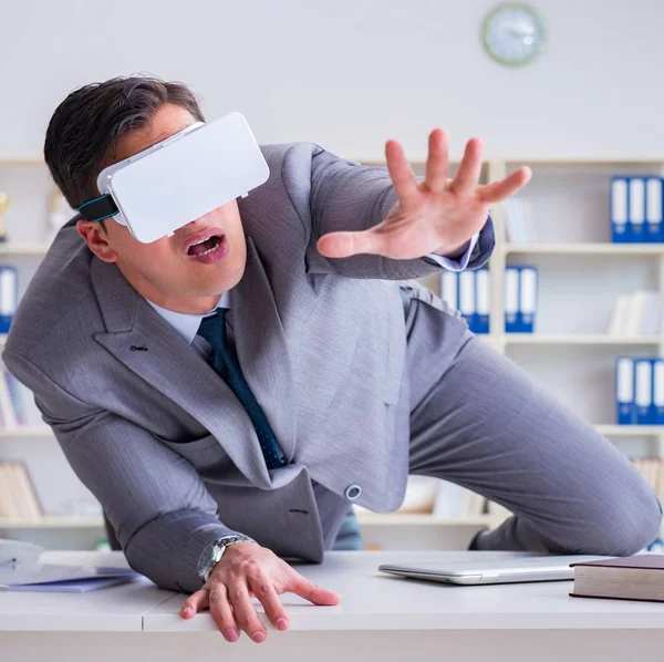 Homme d'affaires avec lunettes de réalité virtuelle dans la technologie moderne co — Photo