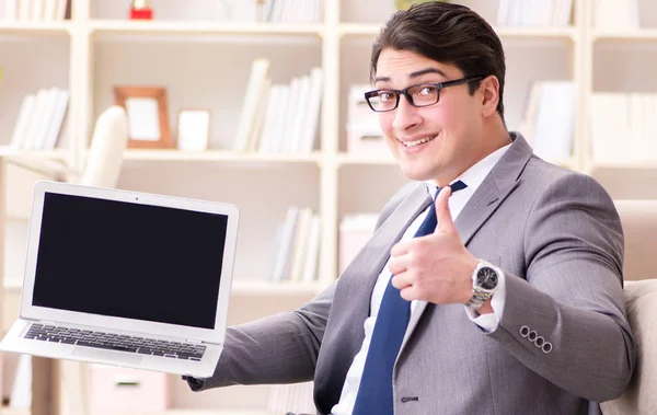 Zakenman die thuis op de vloer werkt — Stockfoto