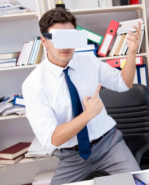 O empregado assistindo filme em óculos de realidade virtual vr — Fotografia de Stock