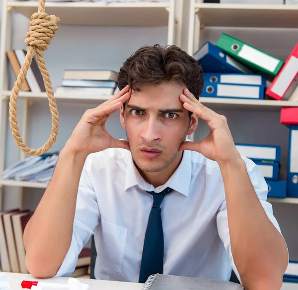 Frustrierter Geschäftsmann wütend im Büro — Stockfoto