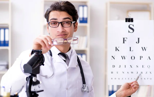 Eye doctor in medical concept — Stock Photo, Image