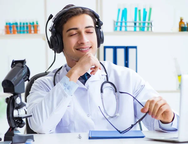 Médecin masculin à l'écoute du patient pendant la séance de télémédecine — Photo