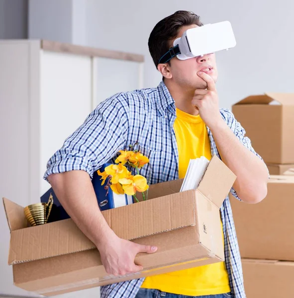 The young man wearing vr glasses moving in new apartment — Stock Photo, Image