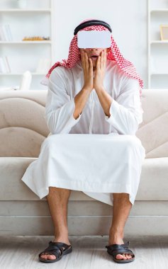 Sanal gerçeklik gözlüklü bir Arap.