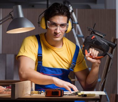 Marangozluk konseptinde tamir atölyesinde çalışan işçi