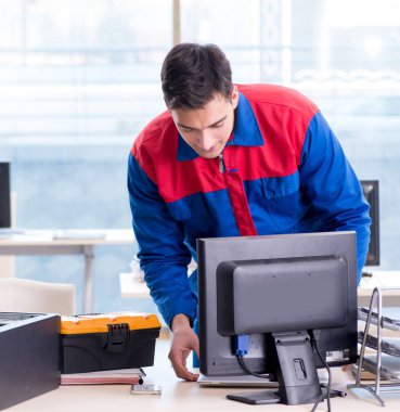Bilgisayar tamir uzmanı bilgisayar masaüstünü onarıyor