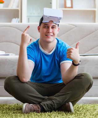 sanal gözlüklü genç adam