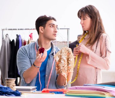 Atölyede erkek terzi ve bayan öğrenci.