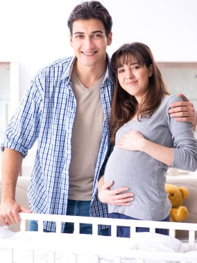 Genç ebeveynler ilk bebeklerini bekliyorlar.