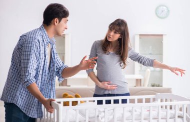 Genç ebeveynler ilk bebeklerini bekliyorlar.