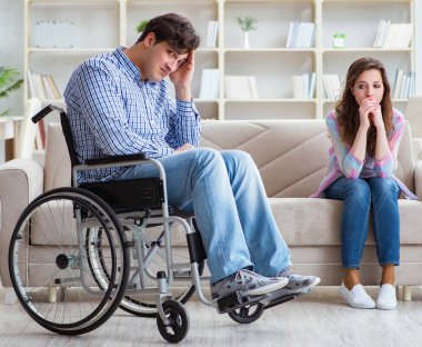 Tekerlekli sandalyedeki çaresiz kişi