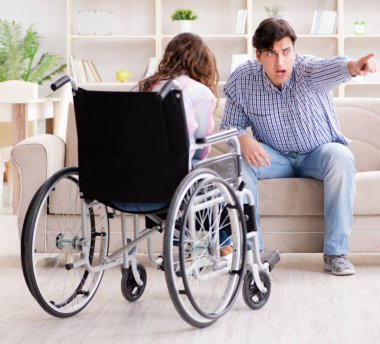 Tekerlekli sandalyedeki çaresiz kişi