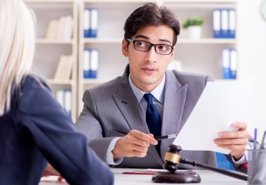 Avukat müvekkil ile hukuk davasını tartışıyor