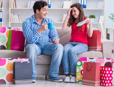 Alışveriş yaptıktan sonra genç çift.