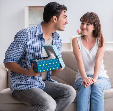 Doğum günü hediyesi olarak evcil tavşan alan genç kadın.