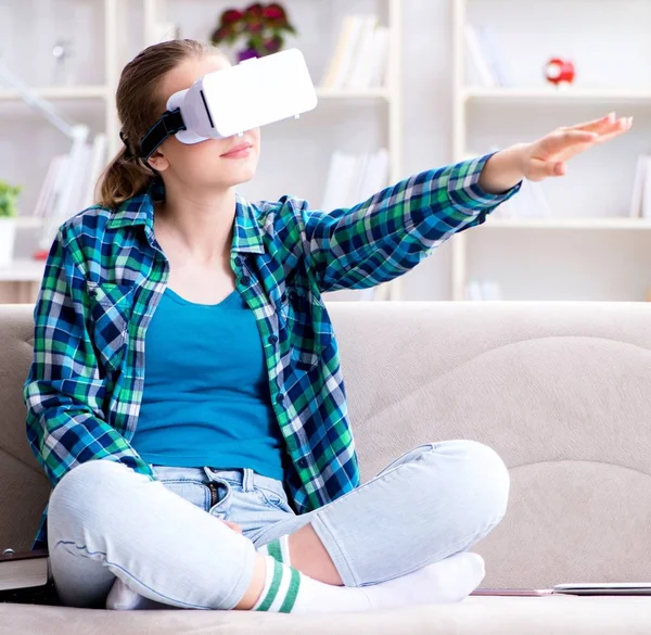 Estudiante sentada en el sofá con gafas virtuales — Foto de Stock